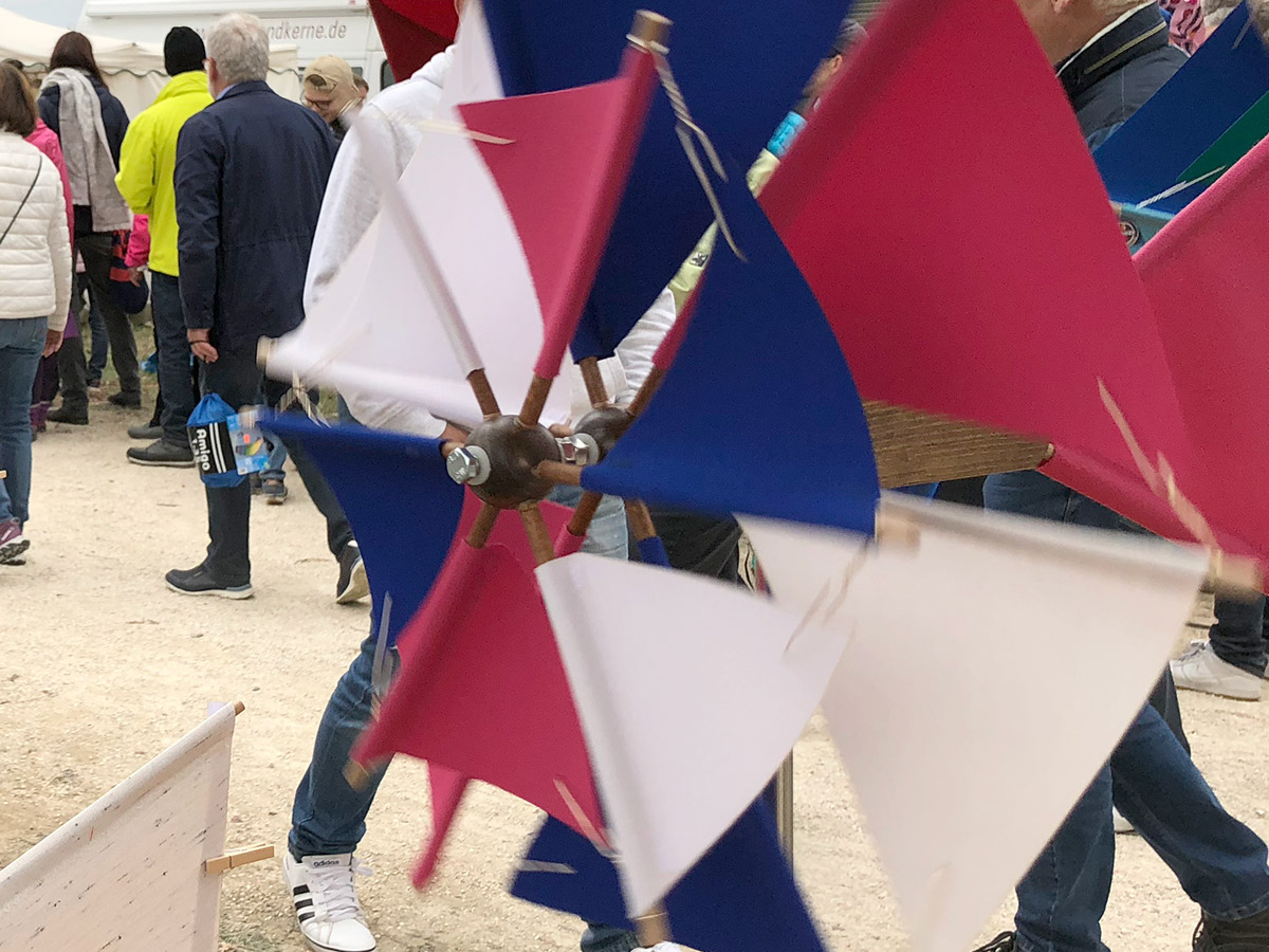 Ausstellung der handgefertigten Windräder auf einem Markt