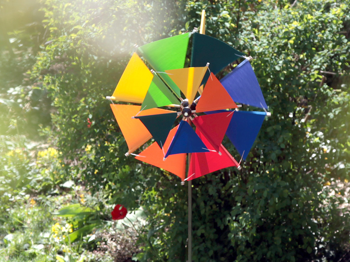 Detailansicht der Windradflügel aus lichtechtem Markisenstoff