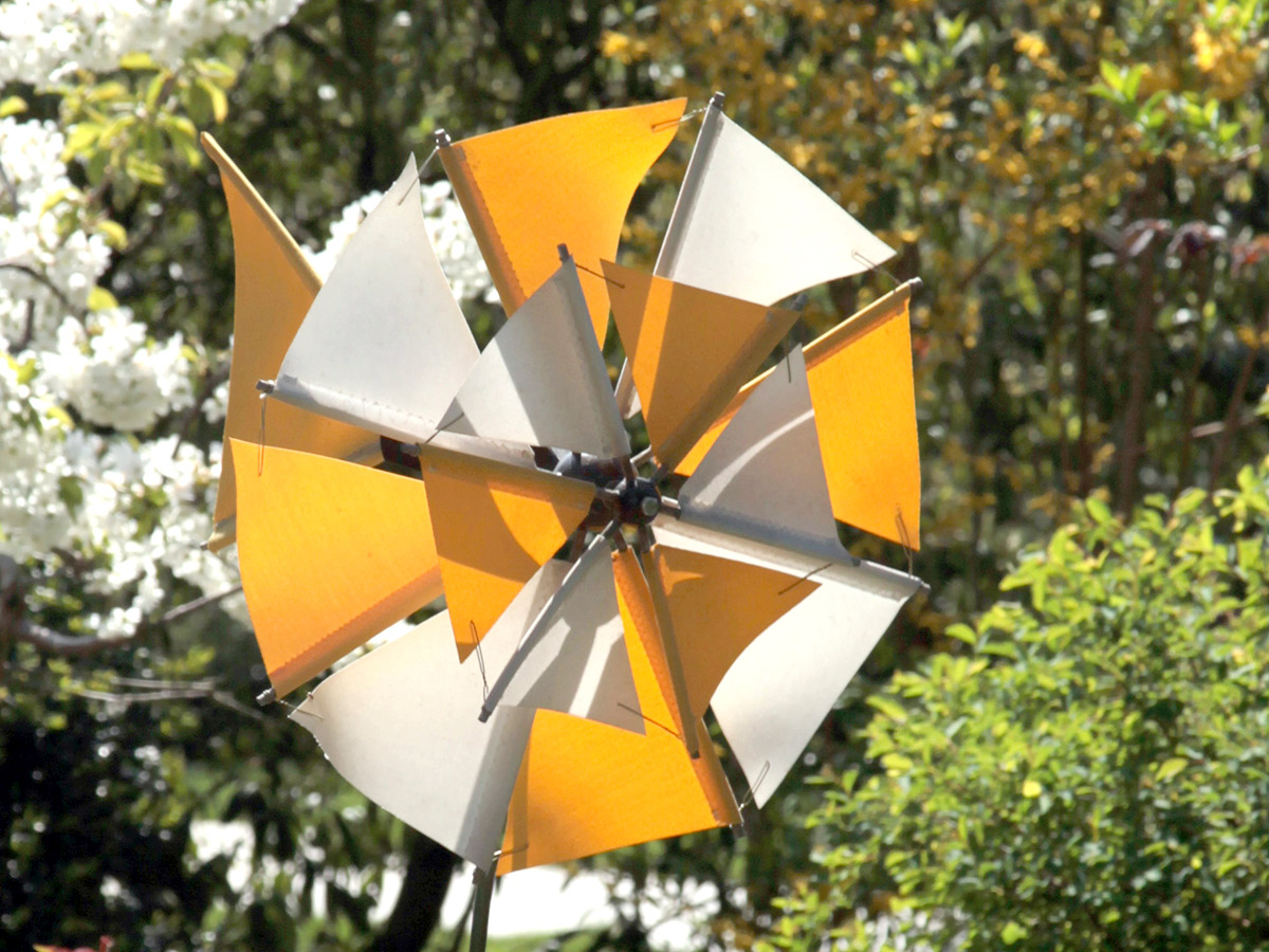 Windrad in warmen Sonnenfarben – gelb und orange