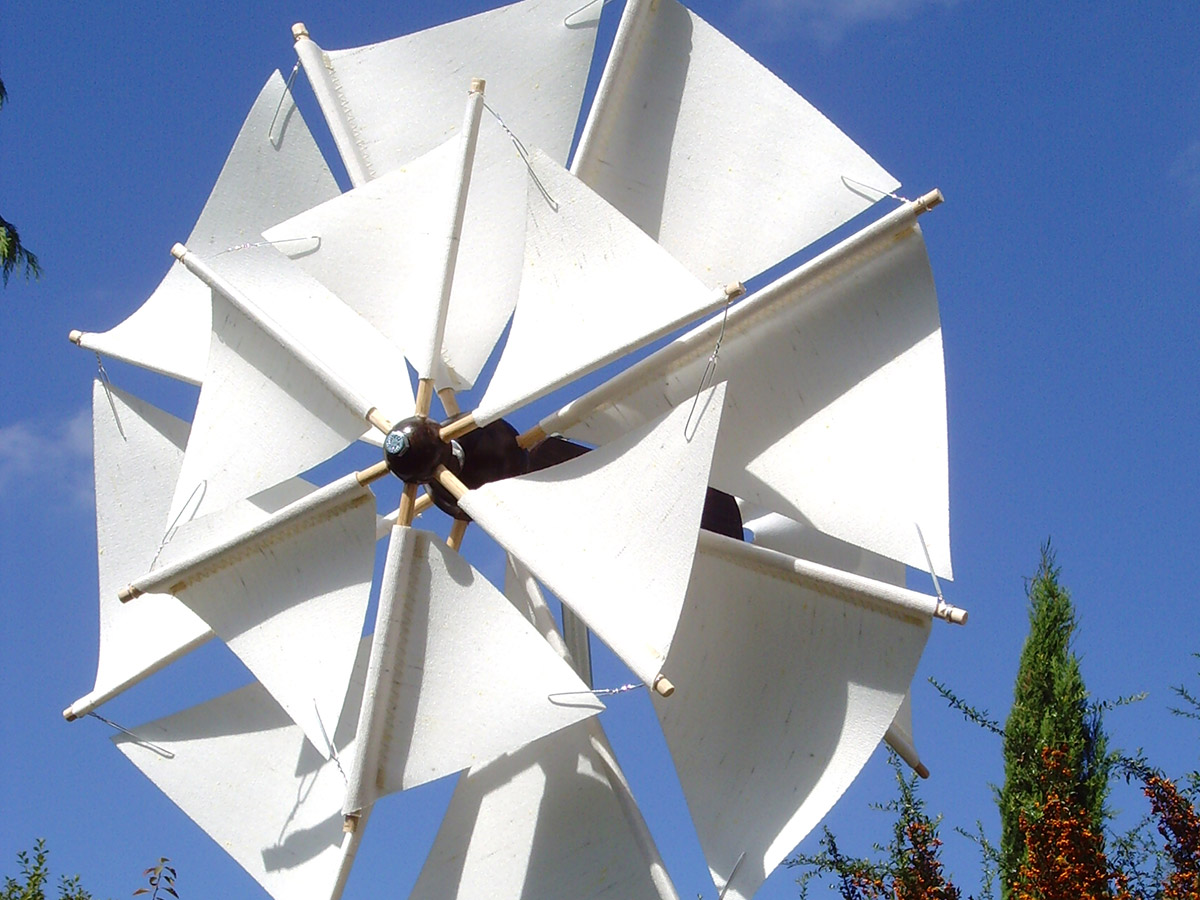 Mehrere bunte Windräder im Garten als farbige Akzente